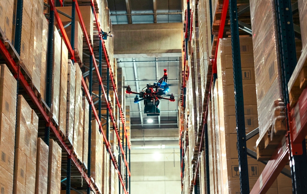 GRUBER Logistics Bei einer Drohneninventur, wie sie GRUBER Logistics am Standort Pavia mit der HoverSpect-Anwendung im Sommer 2026 durchführte, ist eine Zeitersparnis von bis zu 75 Prozent möglich. (Quelle: HoverSpect)